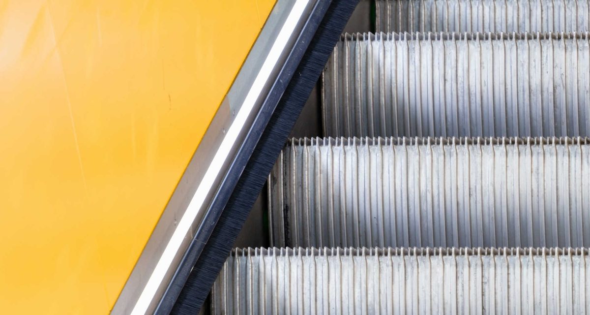 un escalier mécanique avec une palette de couleurs jaune et noir
